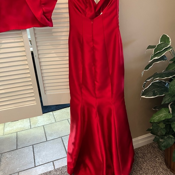 Looking for a classy wedding dress that is red! Noir by Laredo is it. Size 6 - Picture 3 of 9